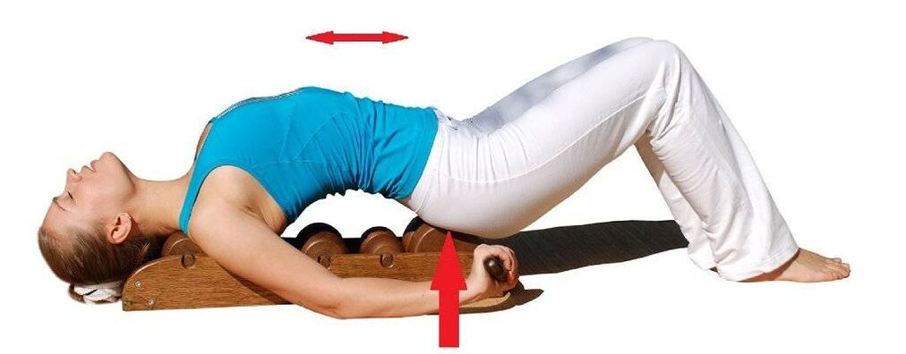 Masážní přístroj pro léčbu páteřní osteochondrózy